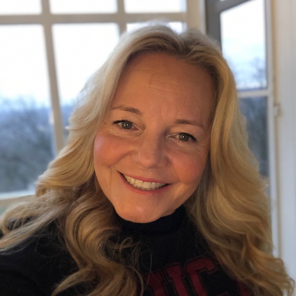 Meet your Posher, Debbie - Picture 2 of 2